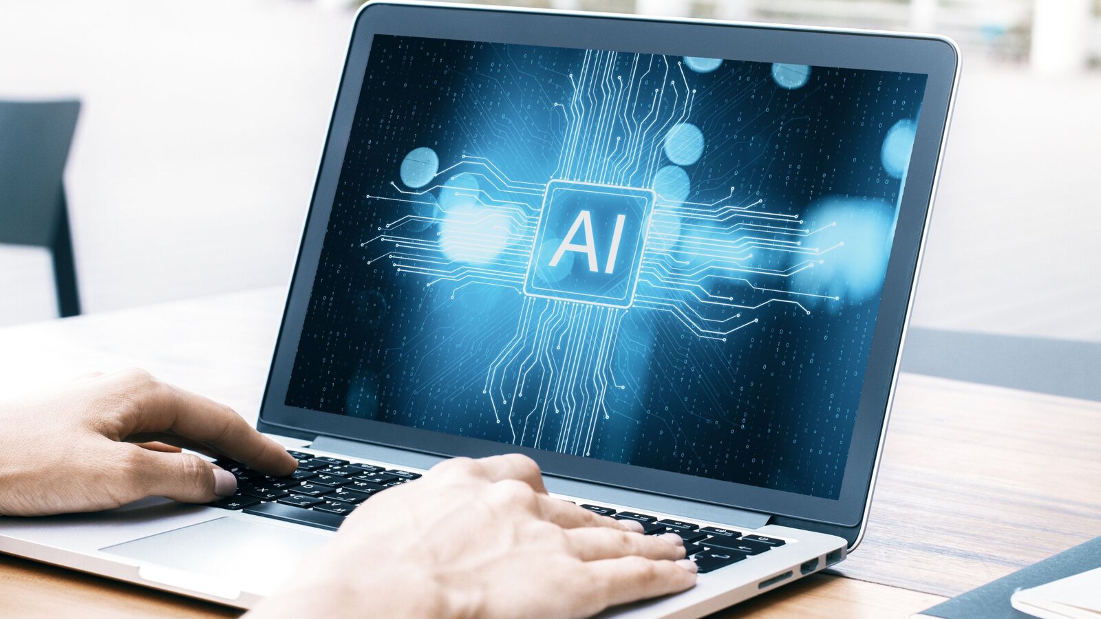 Brazo robótico y brazo humano chocando los puños, alianza entre el emprendedor y la inteligencia artificial