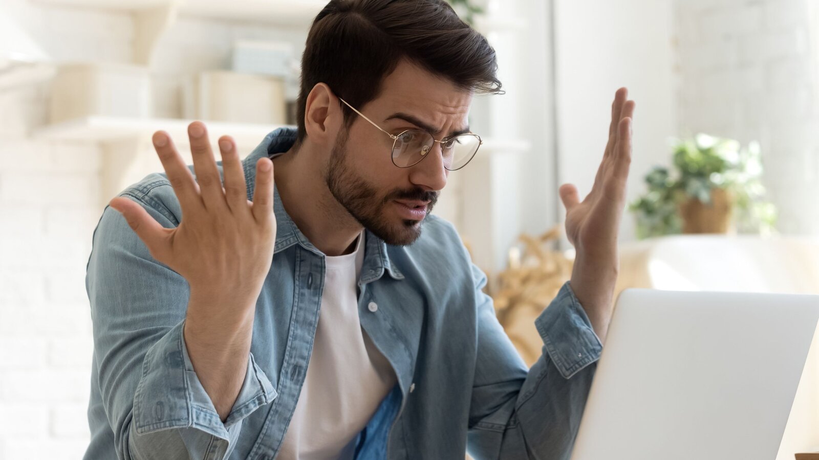 Empresarios discutiendo la estrategia de IA correcta para su negocio