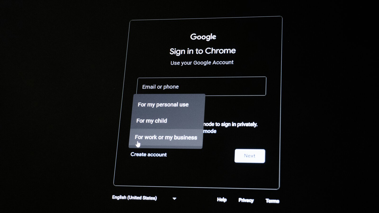 Emprendedor revisando Google Chrome en su laptop de trabajo